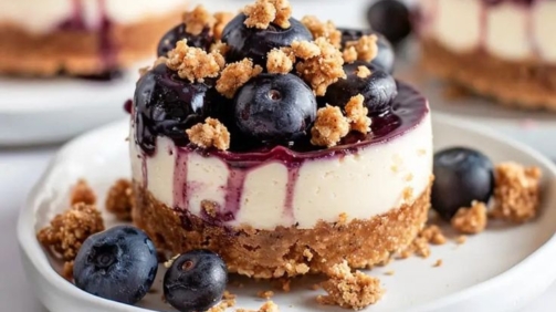 easy muffin tin cheesecakes with a fresh blueberry topping! blueberry cheesecakes, summer desserts